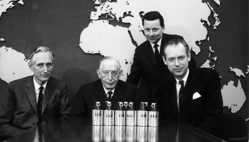 Emballagemilliardær fra Sverige er død Industrimanden Hans Rausing (t.h.) døde natten til fredag i sit hjem i England, 93 år gammel. Rausing-familien gjorde Tetra Pak til verdens største emballagevirksomhed. Foto viser også hans bror Gad Rausing (t.v.) og faderen Ruben Rausing. Foto: scanpix.