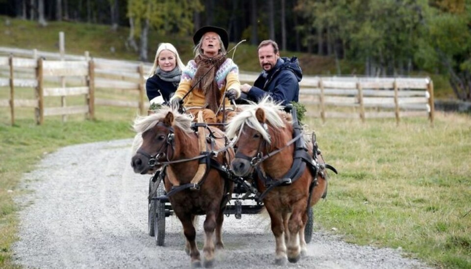 Kronprinsesse Mette-Marit og kronprins Haakon nød en tur i det fri. KLIK VIDERE MED FLERE BILLEDER. Foto: Scanpix