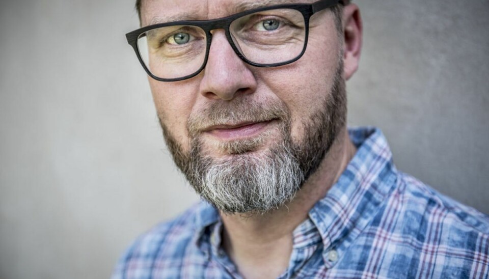 Her kunne Lasse Rimmer ikke stoppe tårene Lasse Rimmer er vært på radioprogrammet “Morgen på Radio 100” og på TV2-programmet “Stormester.” Derudover turnerer han med showet “Færre end 3.” Foto: Mads Claus Rasmussen/Scanpix.
