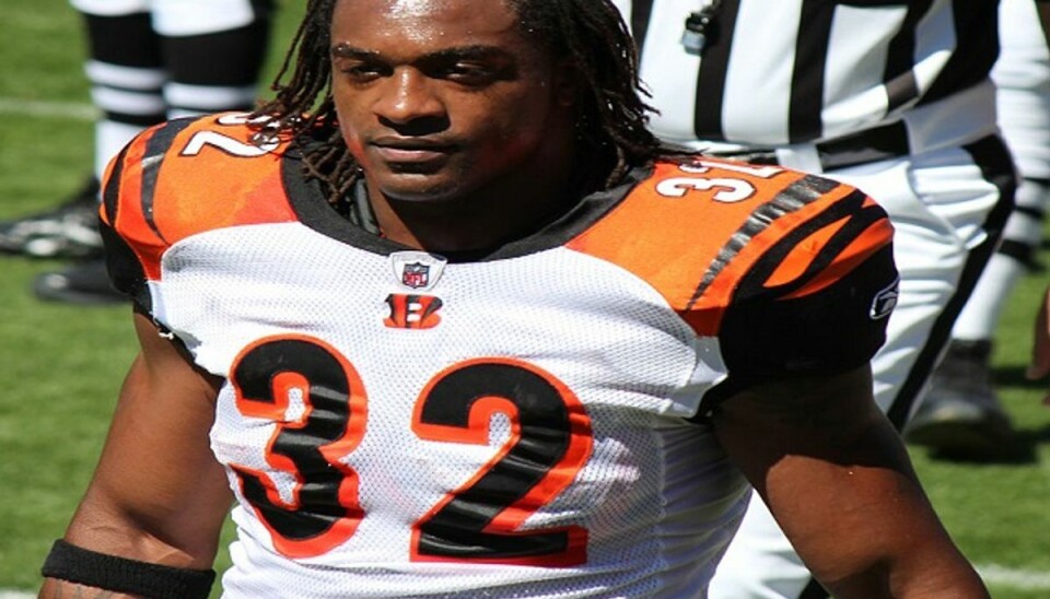 Tidligere NFL-stjerne død i motorcykelulykke Den tidligere amerikanske fodboldspiller Cedric Benson døde lørdag i en tragisk ulykke. Foto: Wikimedia Commons/ Denverjeffrey