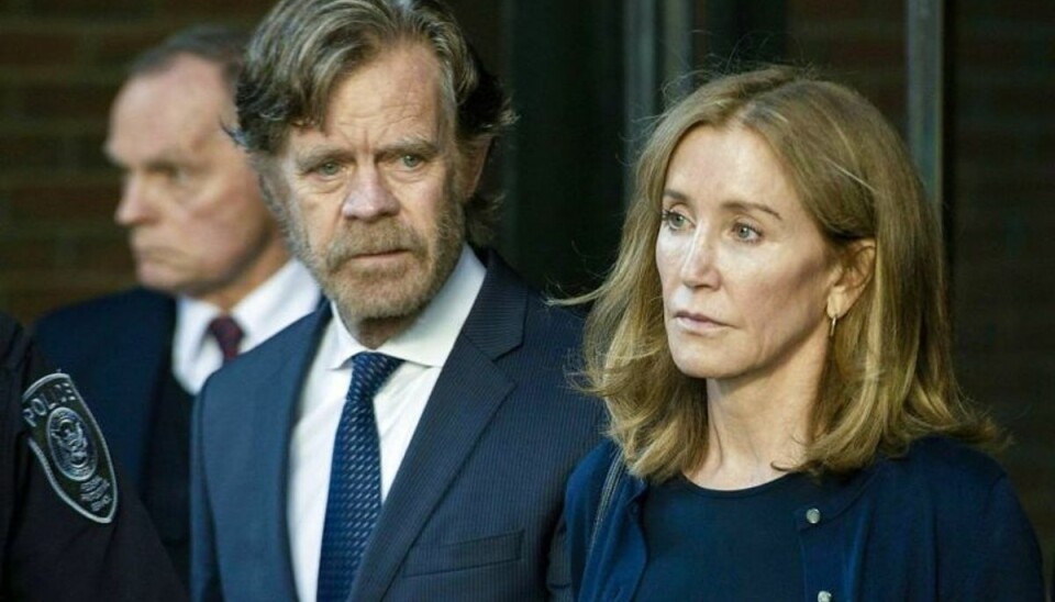 Felicity Huffman ses her ved retten. KLIK VIDERE FOR MERE. Foto: Scanpix Felicity Huffman ses her ved retten. KLIK VIDERE FOR MERE. Foto: Scanpix