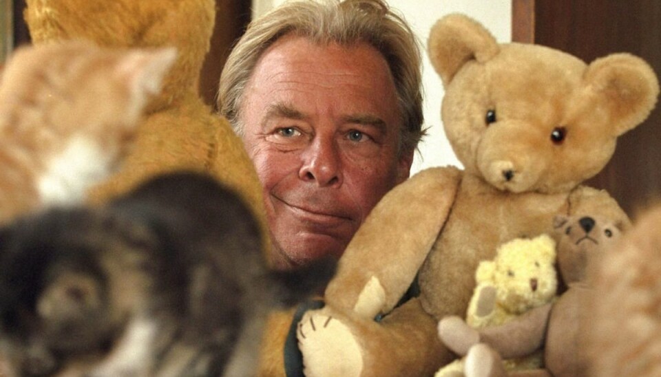 Grotesk morsom tegner død Tegneren Peter Lautrop døde lørdag. Han er bedst kendt for sine samfundskritiske og satiriske tegninger i Information. Foto: Scanpix