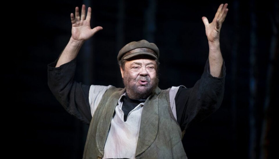 Tommy Kenter i sin sidste store bærende rolle på scenen som Tevye i Spillemand på en tagryg. (Foto: Liselotte Sabroe/Ritzau Scanpix) Tommy Kenter i sin sidste store bærende rolle på scenen som Tevye i Spillemand på en tagryg. (Foto: Liselotte Sabroe/Ritzau Scanpix)