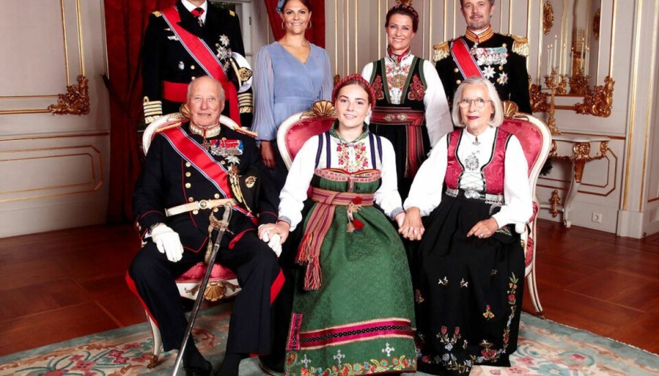 Prinsesse efterladt alene i arktis på særlig dag Til prinsesse Ingrid Alexandra konfirmation ses gudforældrene Felipe VI, kronprinsesse Victoria af Sverige, prinsesse Martha Louise, kronprins Frederik. Forrest er kong Harald V og Marit Tjessem. Foto: NTB Scanpix/Lise Aaserud