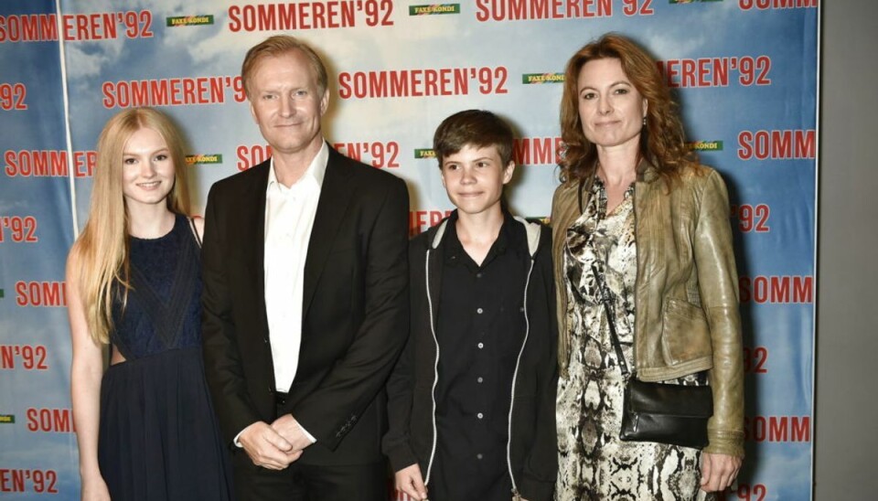 Ulrich Thomsen og datter i ny tv-serie Ulrich Thomsen med familie. Alma er længst til venstre. Foto: Scanpix