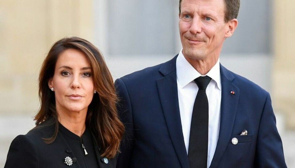 Eks-præsident bisat med royale gæster