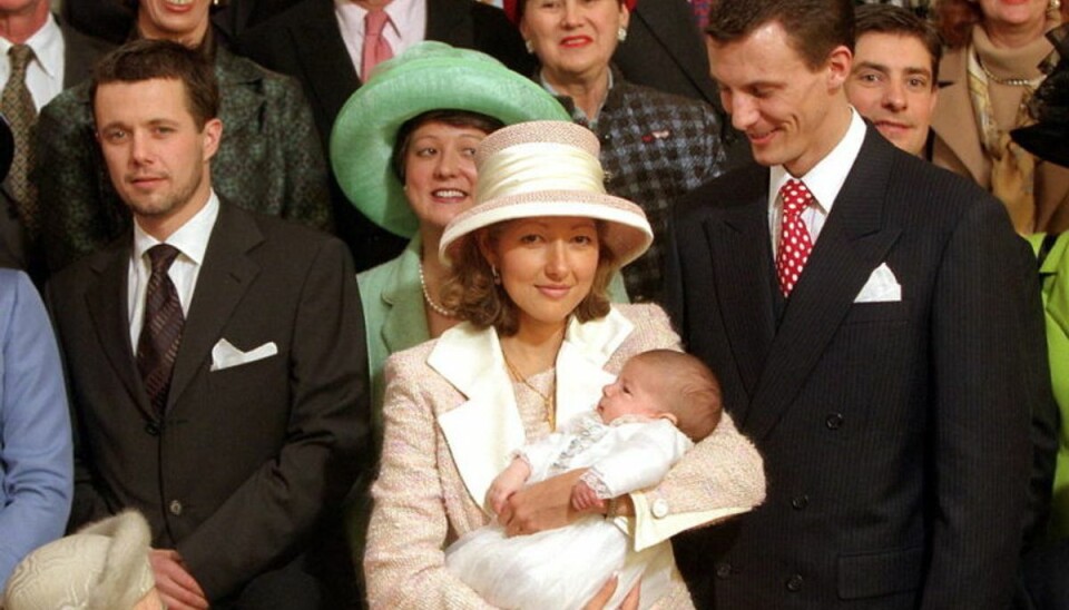 Prins Joachim og Prinsesse Alexandra med deres nydøbte søn, Nikolai William Alexander Frederik, lørdag nov. 6, 1999 på Fredensborg Slot. Bagved ses Kronprins Frederik og Alexandras søster Nicola Baird. KLIK VIDERE OG SE ALLE BILLEDERNE FRA DEN STORE DAG. Foto: Scanpix