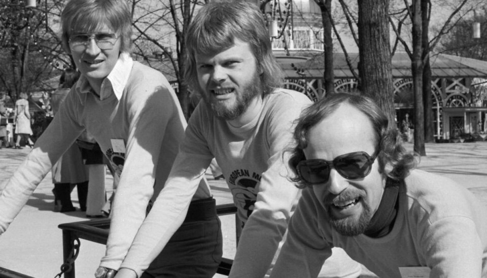 Legendarisk radiostemme takker af Leif Wivelsted (th.) flankeret af andre legender; Jørgen Mylius og Claus Hagen Petersen. Foto: Scanpix