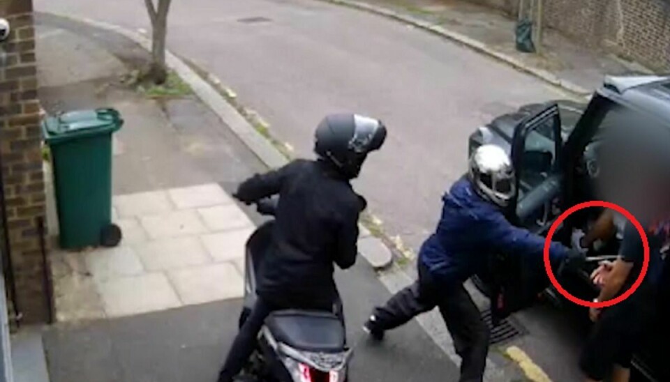 To Arsenal-spillere blev i juli udsat for røveri. Nu er to mænd dømt. Foto: Metropolitan Police/Fra video.