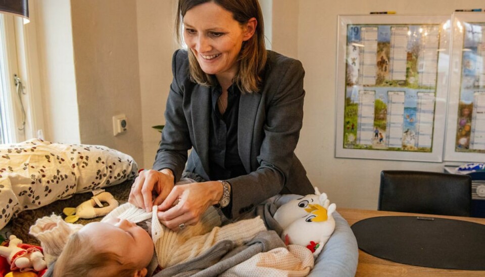 Benedikte Kiær fylder 50 år Benedikte Kiær – borgmester i Helsingør. Her med hendes datter Lærke på 4 måneder tilbage i januar 2019. I dag fylder hun 50 år. Foto: Scanpix