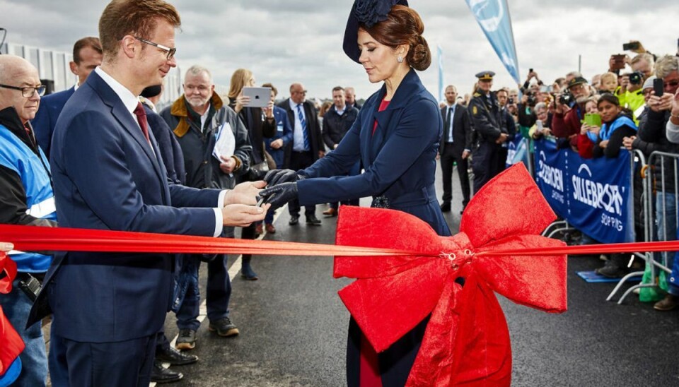 Marys bro er et flop Kronprinsesse Mary ved indvielse af Kronprinsesse Marys Bro sammen med transportminister Benny Engelbrecht (S) . Foto: Scanpix.