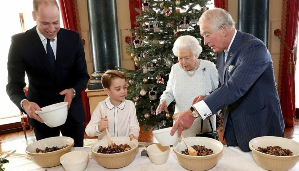 William, George, Elizabeth og Charles havde en hyggelig dag i køkkenet. Foto. Scanpix William, George, Elizabeth og Charles havde en hyggelig dag i køkkenet. Foto. Scanpix