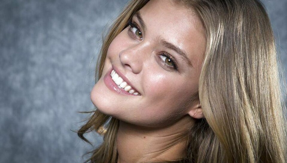 Splitternøgen model venter på pizza