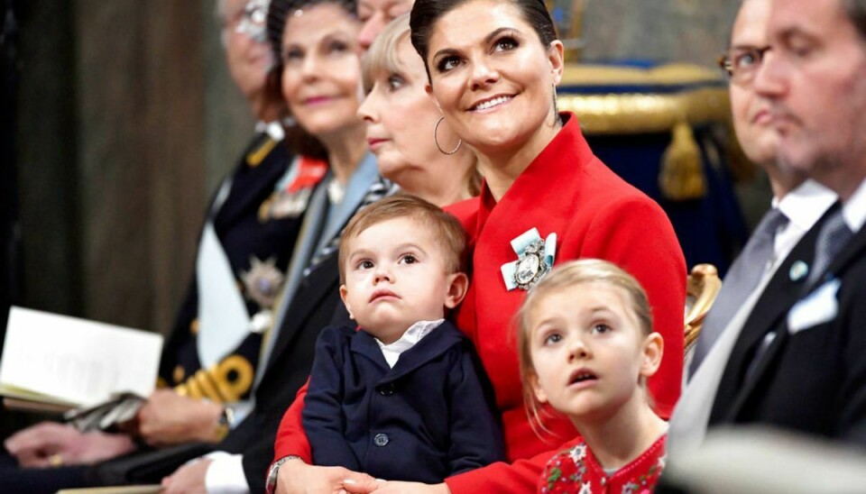 Lille prins Oscar fik sit helt eget juletræ, men mor Victoria måtte hjælpe med at slæbe. Foto: Scanpix