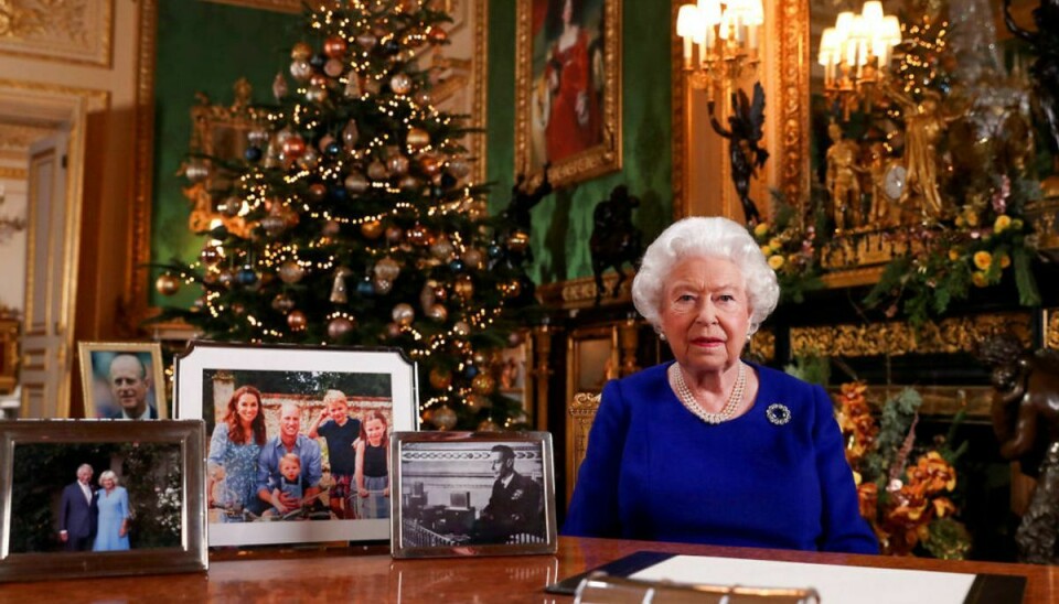 Traditionen tro tilbringer dronning Elizabeth julen i Sandringham. Det blev der ikke lavet om på til trods for, at hendes mand, prins Philip inden selve juleaften tilbragte fire døgn på et hospital i London. Klik videre for flere billeder. Foto: POOL New/Ritzau Scanpix)