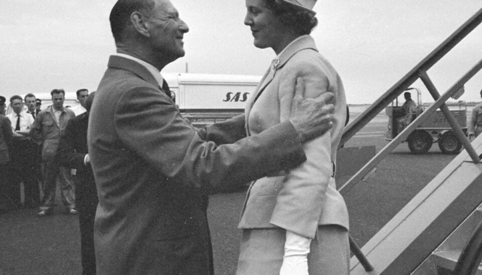 Prinsesse Margrethe, som hun hed engang, ses her i Kastrup Lufthavn. Hun ankom fra USA, og hendes far bød hende velkommen hjem. Foto: Scanpix. Prinsesse Margrethe, som hun hed engang, ses her i Kastrup Lufthavn. Hun ankom fra USA, og hendes far bød hende velkommen hjem. Foto: Scanpix.