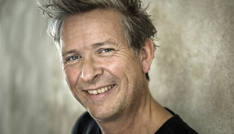 Dansk sangstjerne nørder Formel 1 og læser højt for sin kone