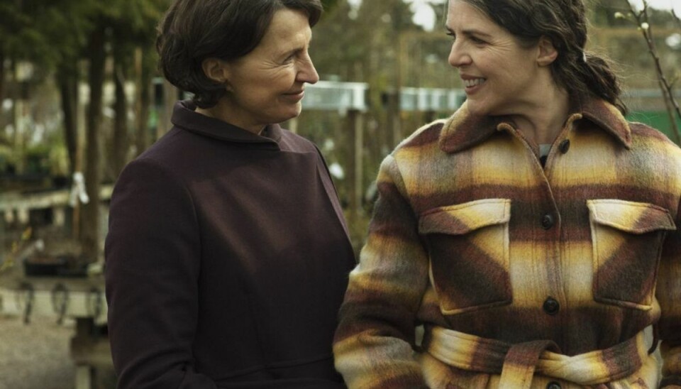 DR-forfattere vil se på andre slags sex Karen-Lise Mynster og Lotte Andersen kan i serien ses i en intim scene. Foto: DR Presse