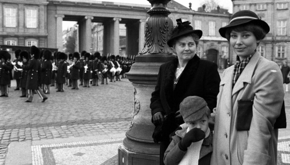 Elin Reimer som Laura, Kirsten Olesen som Agnes og Agnes”Matador-søn. KLIK og se billede af huset. Foto: Steen Jacobsen.