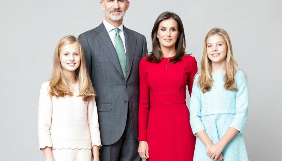 Det spanske kongepar og deres to døtre. Det er prinsesse Leonor der, som nummer 1 i den spanske tronarvefølge, står ved sin fars højre skulder. Klik videre for flere billeder. Foto: Scanpix/Estela CASTRO / CASA S.M. EL REY / AFP)