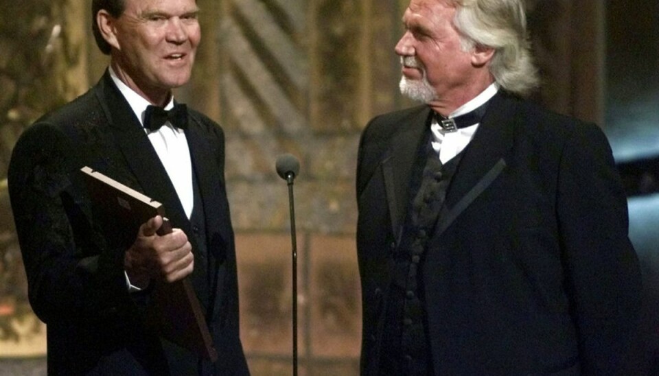 Kendt og elsket musiker er død I 2001 blev Kenny Rogers hædret med en særlig ærespris ved Country Music Awards. Han ses her til højre med kollegaen Glen Campbell ved sin side. Foto: Jim Ruymen/Scanpix.