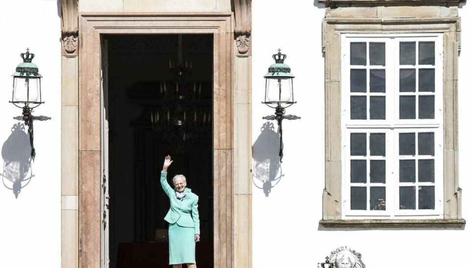Tale til nationen: Det sagde Margrethe Dronning Margrethe vinker til de mange der er mødt op foran Fredensborg Slot, torsdag den 16. april 2020. Dronning Margrethes 80-års fødselsdag blev uden fejring på grund af frygt for coronasmitte fra COVID-19. Dronningen befandt sig på slottet, men modtog ingen hyldest. (Foto: Olafur Steinar Gestsson/Scanpix 2020). (Foto: Ólafur Steinar Gestsson/Ritzau Scanpix)