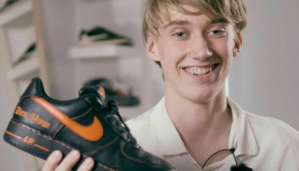 Den 18-årige August Plougheld Lorenzon sælger et par helt særlige sneakers til 32.000 kroner. De dyreste sneakers på DBA. KLIK VIDERE OG SE FLERE BILLEDER Foto: DBA Guide