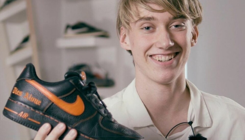 Den 18-årige August Plougheld Lorenzon sælger et par helt særlige sneakers til 32.000 kroner. De dyreste sneakers på DBA. KLIK VIDERE OG SE FLERE BILLEDER Foto: DBA Guide