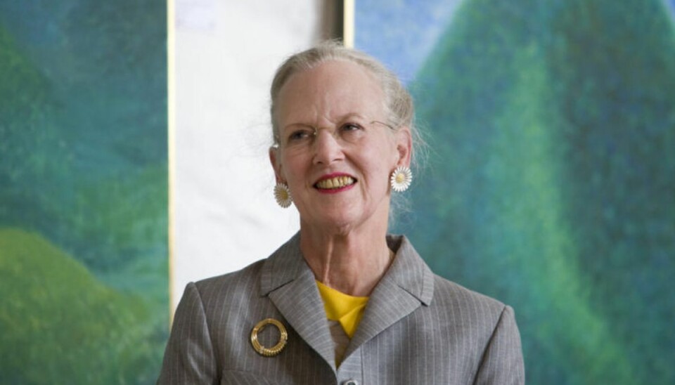 Dronning Margrethe ses her foran to af sine malerier ved en udstilling på Vitskøl Kloster ved Løgstør. (Arkivfoto) Foto: Henning Bagger/Scanpix