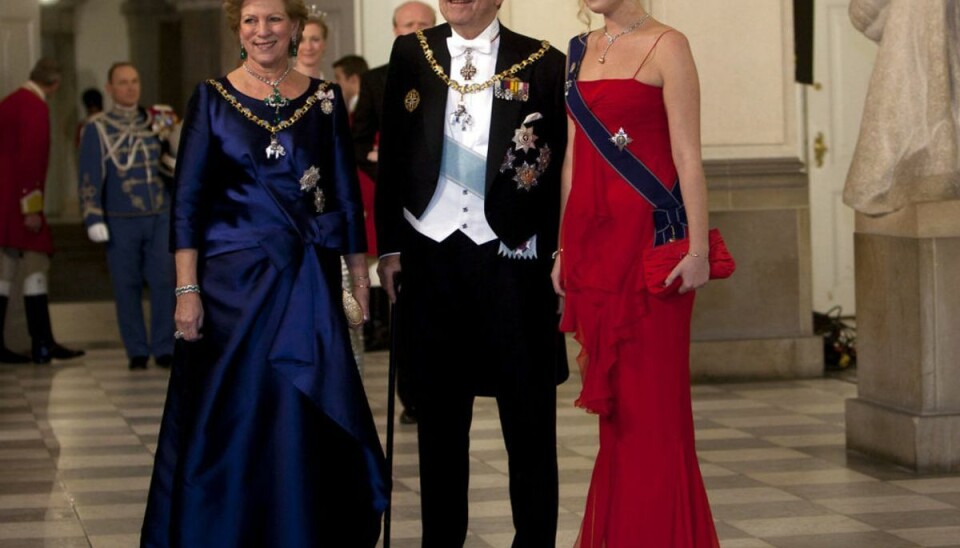 Prinsesse aflyser sit bryllup Kong Konstantin og Dronning Anne-Marie sammen med datteren prinsesse Theodora ankommer til gallataffel på Christiansborg Slot søndag d. 15. januar 2012 i anledning af Dronning Margrethes 40 års regeringsjubilæum. Nu har prinsessen udskudt sit bryllup. Foto: Scanpix.