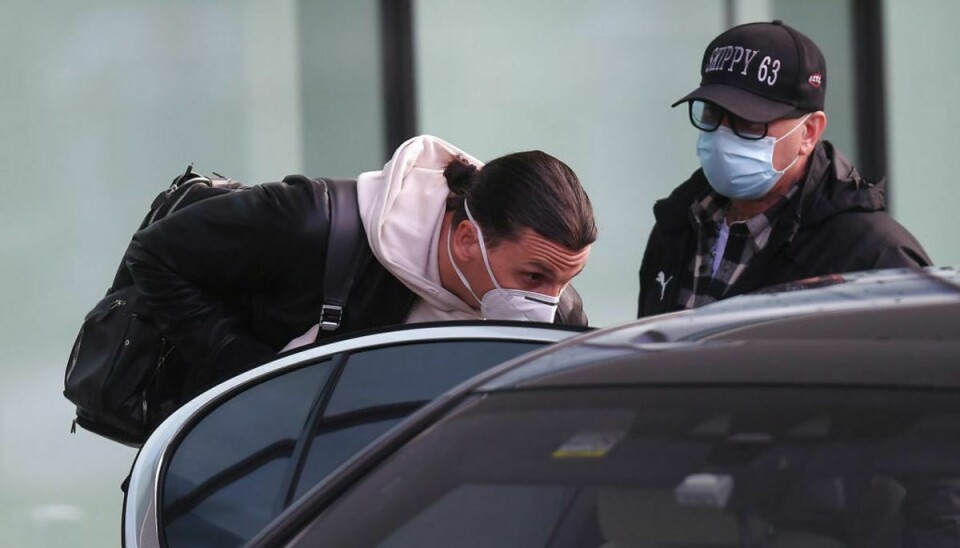 Zlatan Ibrahimovic – her med maske – blev lørdag set kørende i Stockholm. I en ulovlig bil. KLIK og se billede af den. Den er det værd. Foto: Daniele Mascolo/Scanpix.