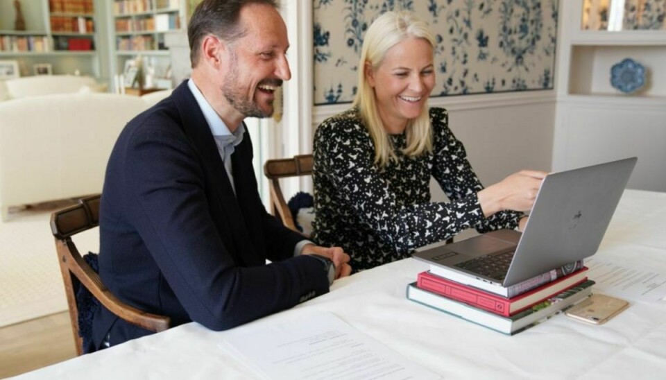 Kronprins Haakon og kronprinsesse Mette-Marit skulle have besøgt det svenske kronprinsessepar. Det blev i stedet til et videomøde. KLIK VIDERE OG SE FLERE BILLDER. Foto: Foto: Maren Kvikshaug / Det kongelige hoff