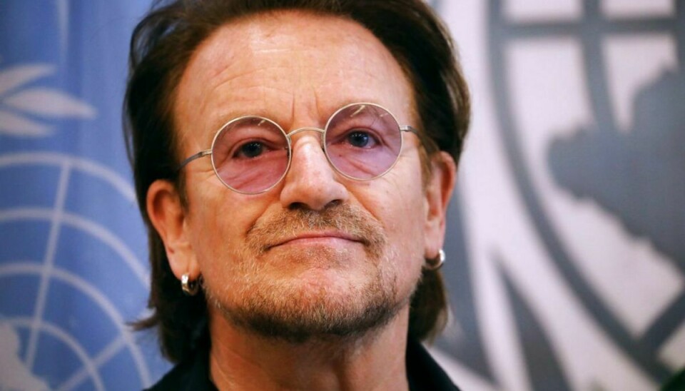Han er kendt for sin sang, sine mærkesager og sine solbriller. Søndag fylder Bono 60. (Foto: SPENCER PLATT/Ritzau Scanpix)