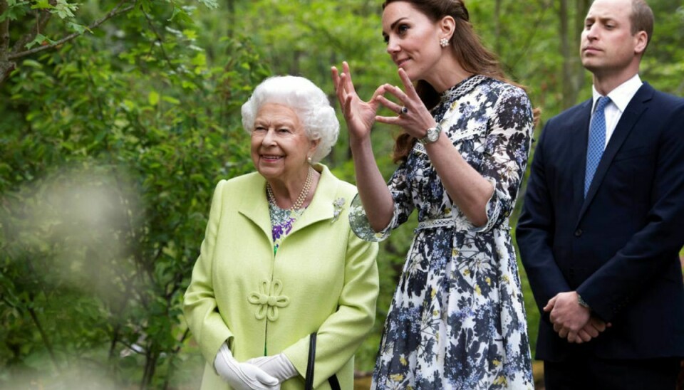 Den kongelige familie er normalt med til det berømte Chelsea Flower Show. Her ses dronning Elizabeth sammen med hertugen og hertuginden af Cambridge William og Kate.Foto: Pool/Reuters/Ritzau Scanpix