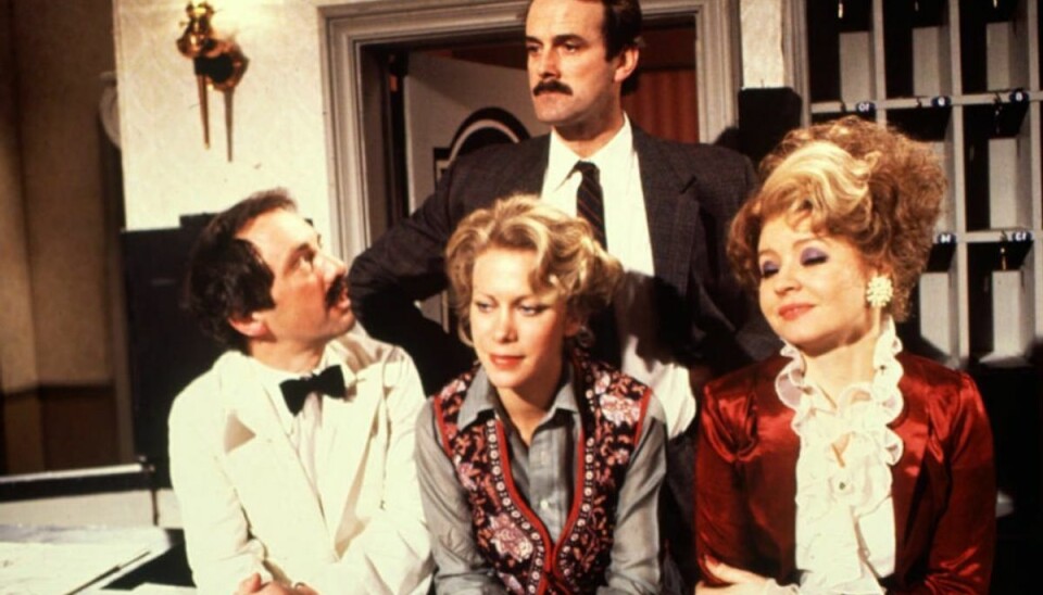 Nu kan man igen se tyskere på berømt badehotel Det BBC-ejede UKTV havde fjernet et afsnit fra Halløj på Badehotellet for racistisk tale. John Cleese som hotelejeren Basil Fawlty forulemper her tyske gæster, og stamgæsten, majoren, taler nedsættende om indere og sorte. Men efter mange protester vil afsnittet igen kunne streames. – Foto: Nf/Ritzau Scanpix.