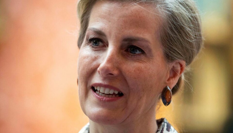 Dronningens svigerdatter pakker sikkerhedsudstyr til frivillige