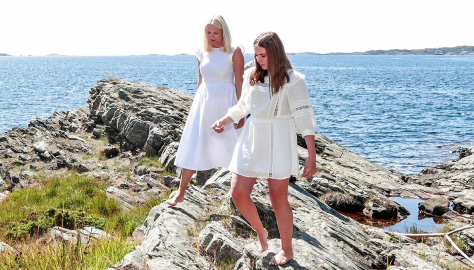 Kronprinsesse Mette-Marit og prinsesse Ingrid Alexandra ses her sammen under en ferie i 2019 på familiens landsted Dvergsoya ved Kristiansand. Klik videre for flere billeder. Foto: Lise Aserud / NTB scanpix via REUTERS Kronprinsesse Mette-Marit og prinsesse Ingrid Alexandra ses her sammen under en ferie i 2019 på familiens landsted Dvergsoya ved Kristiansand. Klik videre for flere billeder. Foto: Lise Aserud / NTB scanpix via REUTERS