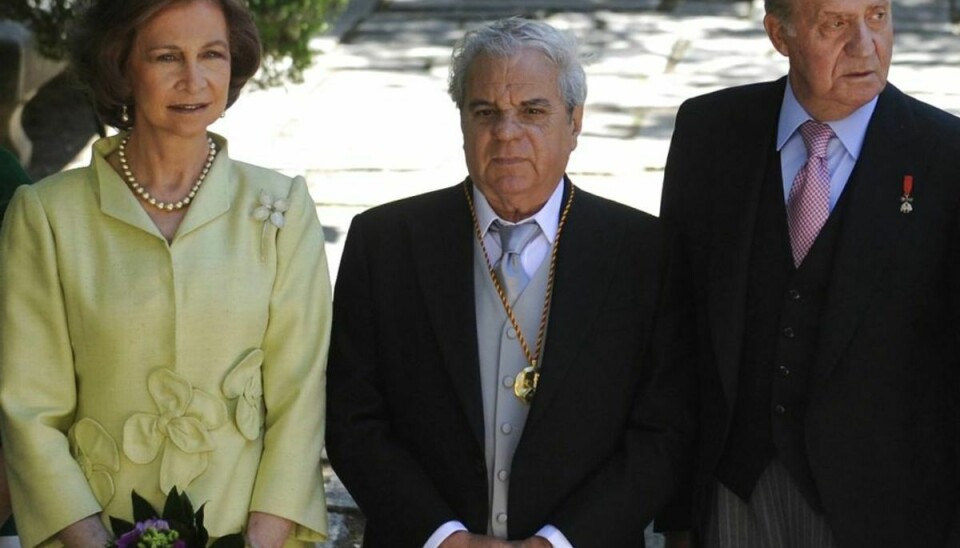 Den højt anerkendte forfatter Juan Marsé, her mellem det tidligere spanske kongepar, kong Juan Carlos og dronning Sofia, er død. Han blev 87 år. Foto: Scanpix/Pierre-Philippe MARCOU / AFP