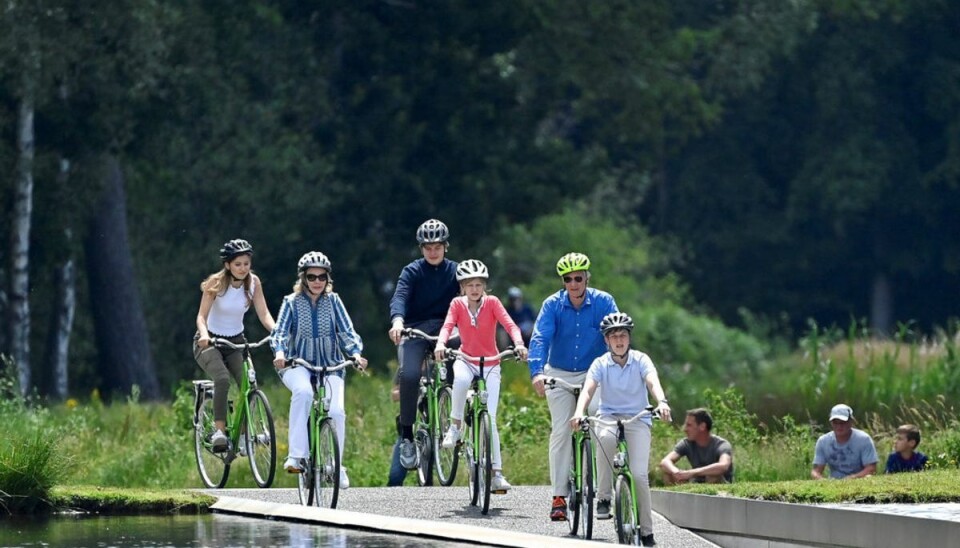 Belgiske kong Philippe og dronning Mathilde samt parrets fire børn var med – på cykel – da 25 års jubilæet for cykelnetværket i provinsen Limburg blev fejret lørdag den 27. juni. Klik videre for flere billeder. Foto: Scanpix/Dirk Waem/Pool via REUTERS