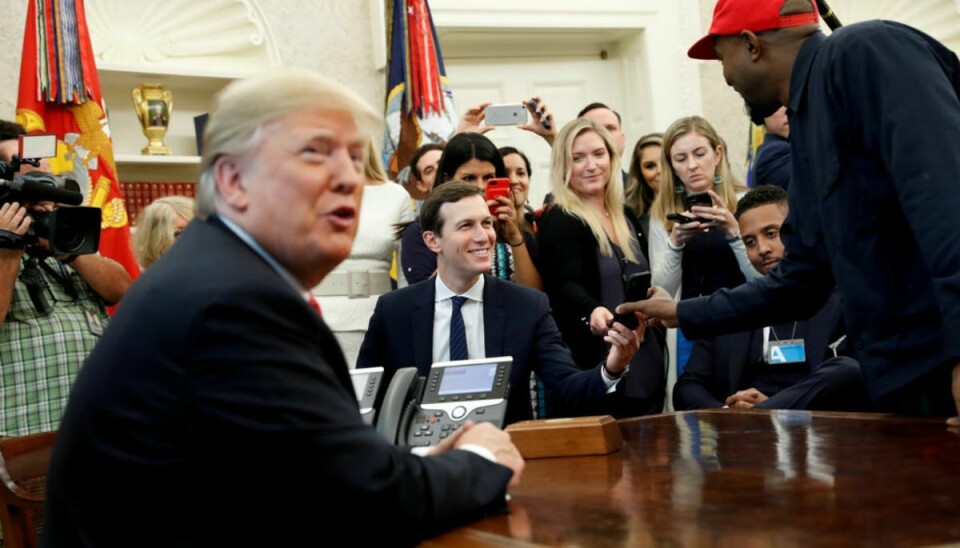 Kanye West (til højre) mødtes med USA’s præsident, Donald Trump (til venstre), i Det Hvide Hus i 2018 for at diskutere en kriminalitetsreform. – Foto: Kevin Lamarque/Reuters.