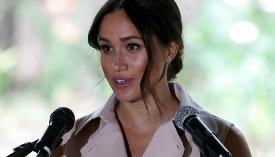 Meghan finder sammen med stærk kvinde
