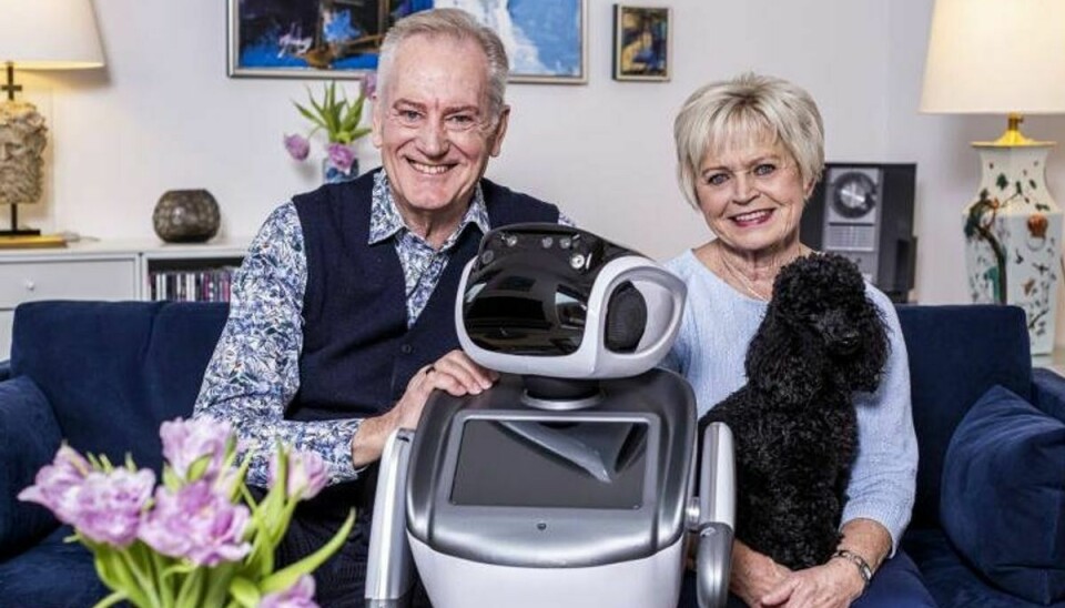 Ægteparret Keld og Hilda Heick bliver værter i en ny DR-serie, der sendes fra lørdag, hvor de skal teste en masse ny teknologi – som robotter, selvkørende biler, toiletter og smarte vaskemaskiner. – Foto: Uffe Weng/Free.