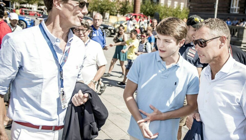 Prins Felix – her i selskab med sin far og racerlegenden Tom Kristensen – må undvære den helt store fest. Foto: Scanpix