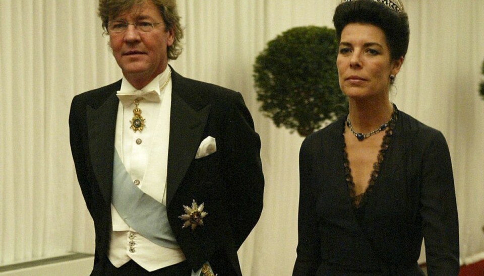 Prins i klammeri med politiet Prinsesse Caroline af Monaco og Prins Ernst August ses her ankomme til bryllupmiddagen på Fredensborg Slot ved Kronprins Frederik og Kronprinsesse Marys bryllup. Foto: Scanpix.