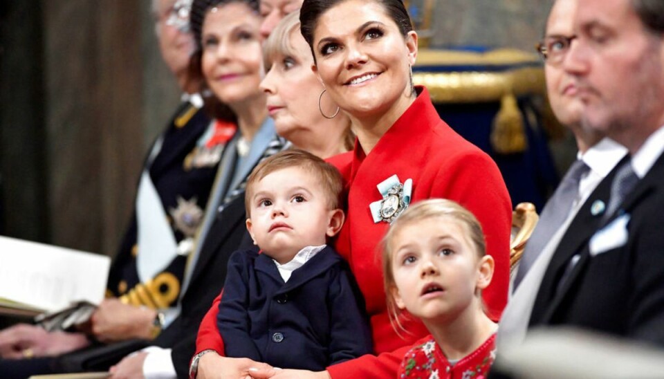 Når man som prinsesse Estelle og prins Oscar er henholdsvis otte og fire år, er det ikke altid lige nemt at sidde stille. Klik videre for flere billeder. Foto: TT News Agency/Jonas Ekstromer via REUTERS Når man som prinsesse Estelle og prins Oscar er henholdsvis otte og fire år, er det ikke altid lige nemt at sidde stille. Klik videre for flere billeder. Foto: TT News Agency/Jonas Ekstromer via REUTERS