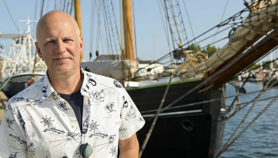-Luksusjob Troels Lyby er vært i DR-programmet “Sommertogtet – lyden af vores land”, hvor han sejler rundt mellem de danske kyster og får besøg af en lang række sangere og musikere som Lis Sørensen, Mads Langer, Michael Falch og Lina Rafn. – Foto: Carsten Andersen/Free.