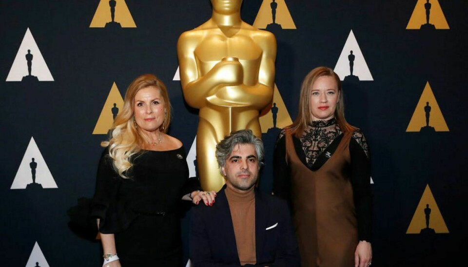 “The Cave” blev også nomineret til en Oscar tidligere på året i kategorien bedste dokumentar. Her ses instruktøren Feras Fayyad sammen med producerne Sigrid Dyekjaer (venstre) and Kirstine Barfod i forbindelse med oscaruddelingen.Foto: Mario Anzuoni / Scanpix