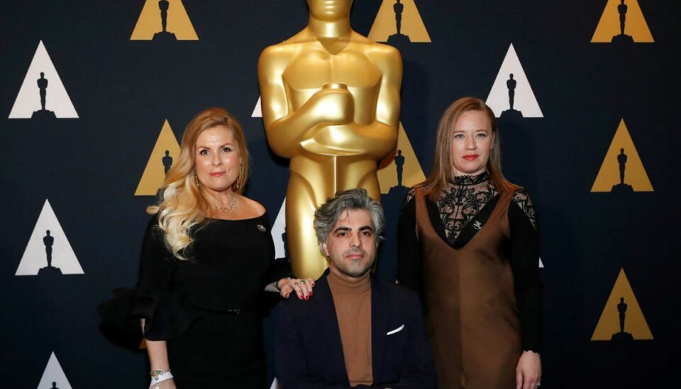 “The Cave” blev også nomineret til en Oscar tidligere på året i kategorien bedste dokumentar. Her ses instruktøren Feras Fayyad sammen med producerne Sigrid Dyekjaer (venstre) and Kirstine Barfod i forbindelse med oscaruddelingen.Foto: Mario Anzuoni / Scanpix