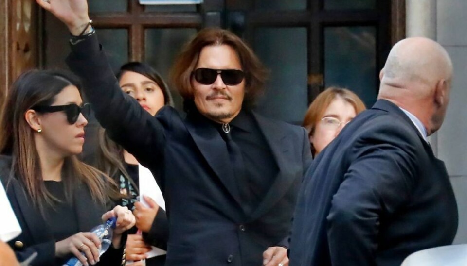 Johnny Depp anklages for at have truet sin ekskone på livet. (Photo by Tolga AKMEN / AFP)