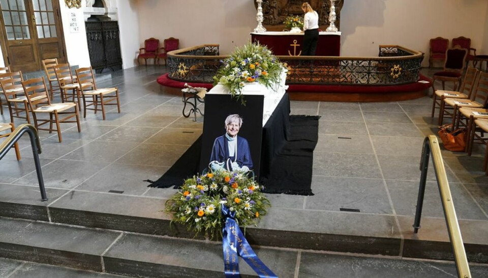 Lone Dybkjær bisat: Familien tog afsked